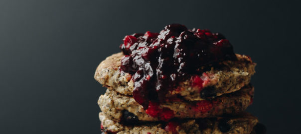 Haferflocken-Pancakes vegan, Haferflocken Pancakes, Haferflocken Pancakes Beeren, Haferflocken Pancakes ohne Ei, Pancakes vegan, Pancakes ohne Ei, Pancakes mit Beeren vegan, Pancakes vegan, Pancakes vegan glutenfrei