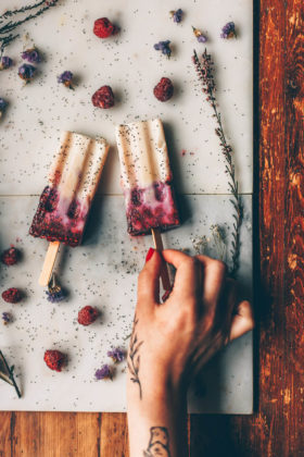 Himbeer-Mohn-Popsicles (39 von 1) Himbeer-Eis, DIY Eis, Himbeer-Popsicles mit Mohn, Himbeere Mohn Eis, Eis DIY Sommer vegan, veganes Eis selber machen, Eis vegan Himbeere Rezept, Rezept Eis Himbeere, Rezept Eis vegan Beeren, Rezept einfach Eis, DIY Eis einfach Rezept Beeren