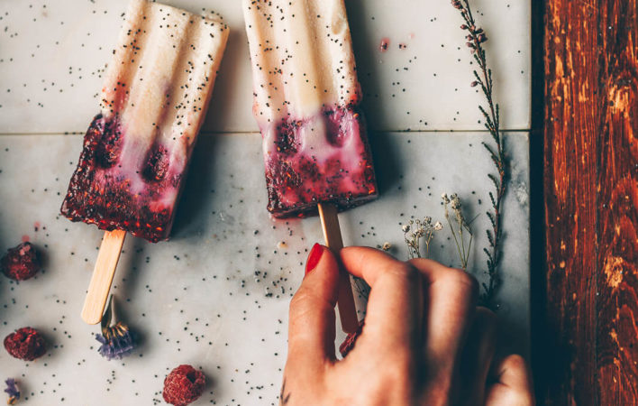 Himbeer-Eis, DIY Eis, Himbeer-Popsicles mit Mohn, Himbeere Mohn Eis, Eis DIY Sommer vegan, veganes Eis selber machen, Eis vegan Himbeere Rezept, Rezept Eis Himbeere, Rezept Eis vegan Beeren, Rezept einfach Eis, DIY Eis einfach Rezept Beeren