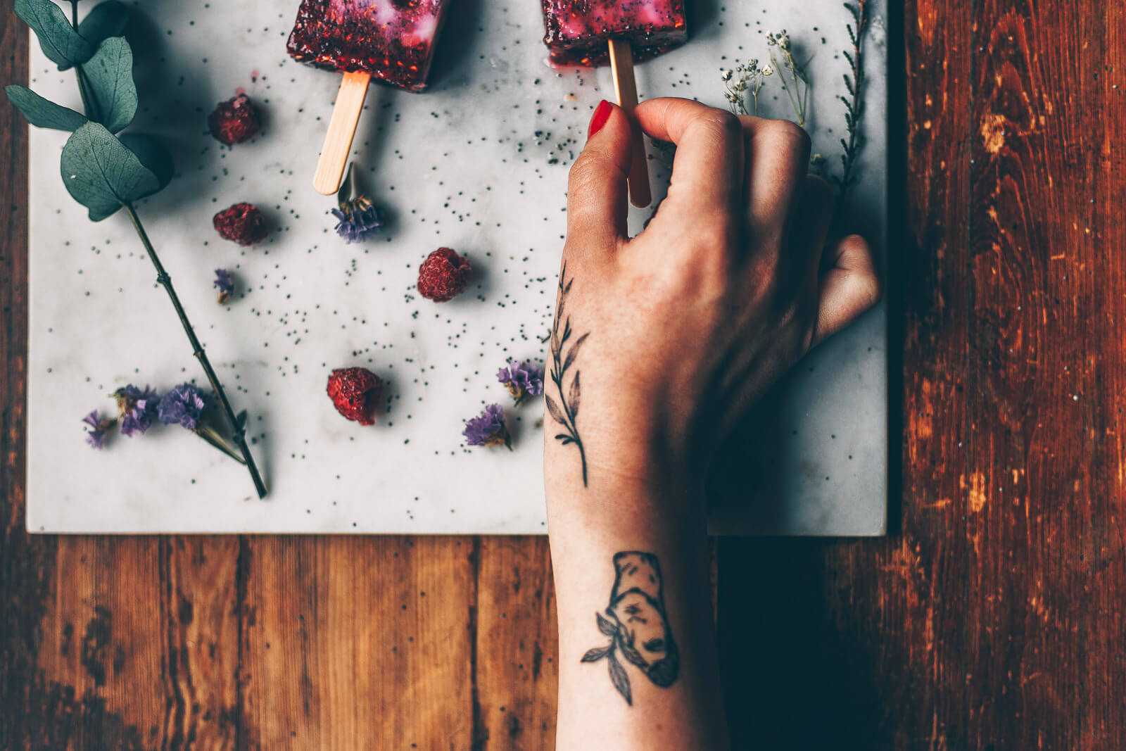 Himbeer-Eis, DIY Eis, Himbeer-Popsicles mit Mohn, Himbeere Mohn Eis, Eis DIY Sommer vegan, veganes Eis selber machen, Eis vegan Himbeere Rezept, Rezept Eis Himbeere, Rezept Eis vegan Beeren, Rezept einfach Eis, DIY Eis einfach Rezept Beeren