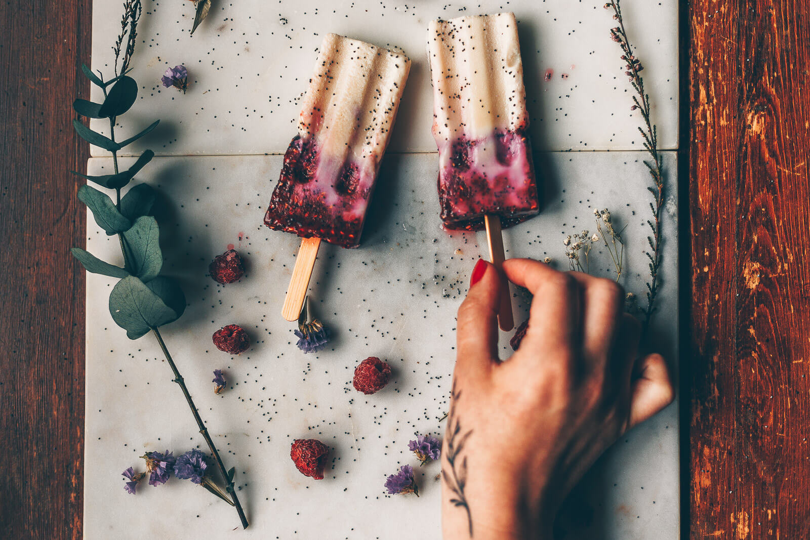 Himbeer-Mohn-Popsicles, Himbeer-Eis, DIY Eis, Himbeer-Popsicles mit Mohn, Himbeere Mohn Eis, Eis DIY Sommer vegan, veganes Eis selber machen, Eis vegan Himbeere Rezept, Rezept Eis Himbeere, Rezept Eis vegan Beeren, Rezept einfach Eis, DIY Eis einfach Rezept Beeren