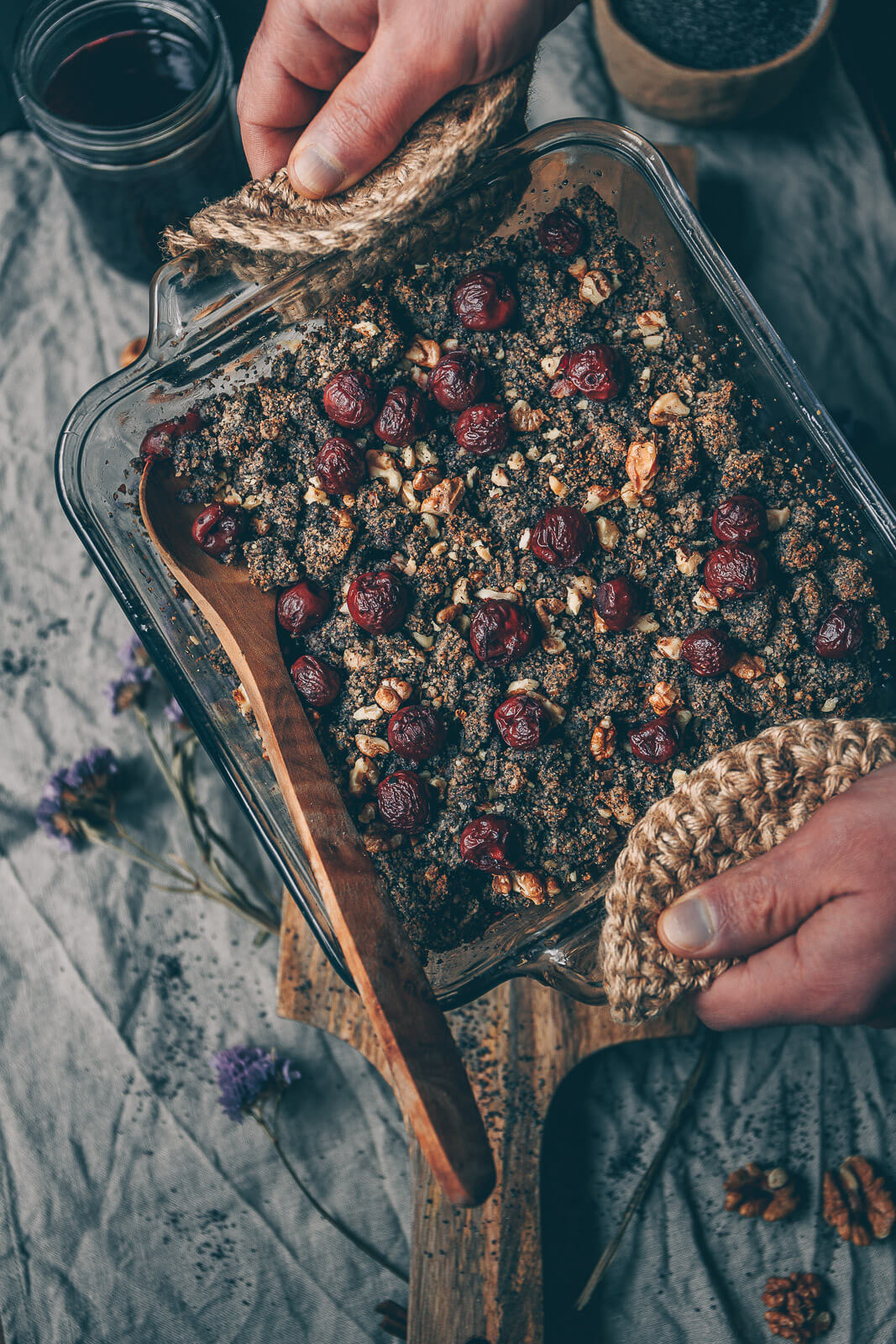 Kirsch-Mohn-Crumble, Kirsch Crumble vegan, Crumble vegan, veganer Crumble, vegan Frühstück, vegan Crumble mit Kirschen, vegan Crumble mit Obst, Obst-Crumble