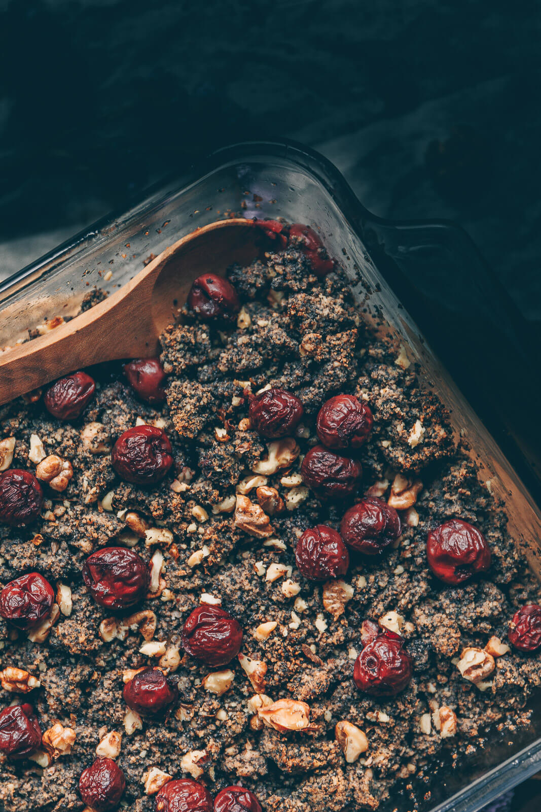 Kirsch-Mohn-Crumble, Kirsch Crumble vegan, Crumble vegan, veganer Crumble, vegan Frühstück, vegan Crumble mit Kirschen, vegan Crumble mit Obst, Obst-Crumble, Kirsch-Crumble