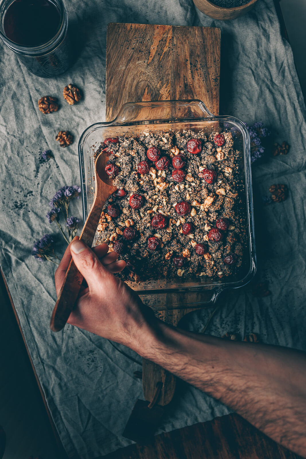 Kirsch-Mohn-Crumble, Kirsch Crumble vegan, Crumble vegan, veganer Crumble, vegan Frühstück, vegan Crumble mit Kirschen, vegan Crumble mit Obst, Obst-Crumble