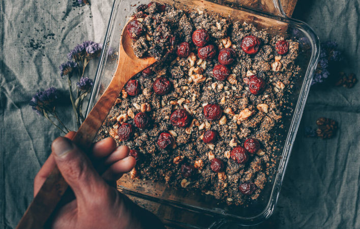 Kirsch-Mohn-Crumble, Kirsch Crumble vegan, Crumble vegan, veganer Crumble, vegan Frühstück, vegan Crumble mit Kirschen, vegan Crumble mit Obst, Obst-Crumble