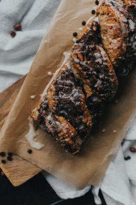 Schoko-Nuss-Zopf ohne Hefe (44 von 1) Schoko-Nuss-Zopf, Schoko Nuss Zopf, backen ohne Hefe, Hefezopf ohne Hefe, Zopf Ostern ohne Hefe, Nusszopf vegan, vegan backen Nusszopf, vegan Rezept schokozopf, Nusszopf vegan, Osterzopf vegan backen