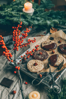 Spekulatiuskekse mit Haselnüssen, Spekulatiuskekse, Weihnachtskekse vegan, vegane Weihnachtsbäckerei, Vergabe Kekse Rezept, Rezept vegan Weihnachtskekse, Kekse Weihnachten Rezept vegan, vegane Cookies, Cookies mit Haselnüssen vegan, Spekulatius-Kekse