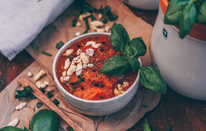 einfachste Tomatensuppe der Welt, Tomatensuppe, Tomatensuppe vegan, Tomatensuppe vegan Rezept, Tomatensuppe einfach Rezept, Tomatensuppe selbst gemacht, Tomatensuppe italienisch, Tomatensuppe gesund Rezept, Tomatensuppe vegetarisch Rezept, Tomatensuppe basilikum