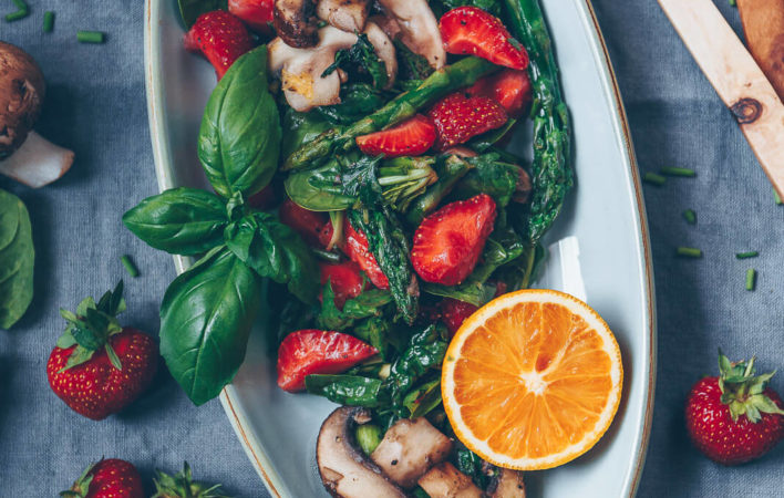 erdbeer-spargel-salat, Erdbeer Salat, Salat mit Erdbeeren, Spargel Erdbeeren Salat, Salat mit Avocado, Erdbeeren Spargel Salat, Frühlings Salat vegan, Salat vegan Erdbeeren Spargel