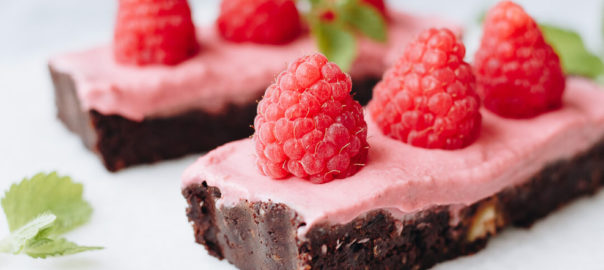 No bake Brownies mit Himbeer-Topping, no bake Brownie mit Himbeer-Topping, Himbeer-Brownie, Himbeer-Brownie no bake, Himbeer-Brownie vegan, Himbeer Kuchen vegan ohne Backen, Himbeer Kuchen ohne Backen, Himbeer Kuchen sommerlich vegan, Himbeer Brownies vegan