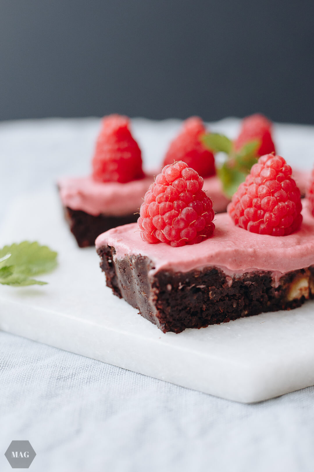 No bake Brownies mit Himbeer-Topping, no bake Brownie mit Himbeer-Topping, Himbeer-Brownie, Himbeer-Brownie no bake, Himbeer-Brownie vegan, Himbeer Kuchen vegan ohne Backen, Himbeer Kuchen ohne Backen, Himbeer Kuchen sommerlich vegan, Himbeer Brownies vegan