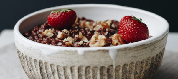 veganer schokomilchreis, schokomilchreis, milchreis vegan, milchreis, milchreis mit erdbeeren, erdbeer milchreis vegan, milchreis vegan selber machen, veganer milchreis, veganer schokomilchreis